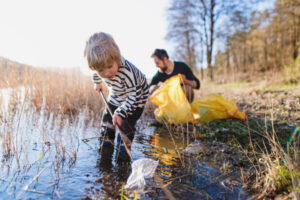 Foto van een kind die een sloot schoonmaakt